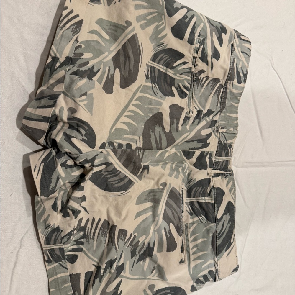 GAP Khakis Skinny Boyfriend Shorts - Gray and Cream Palm Print